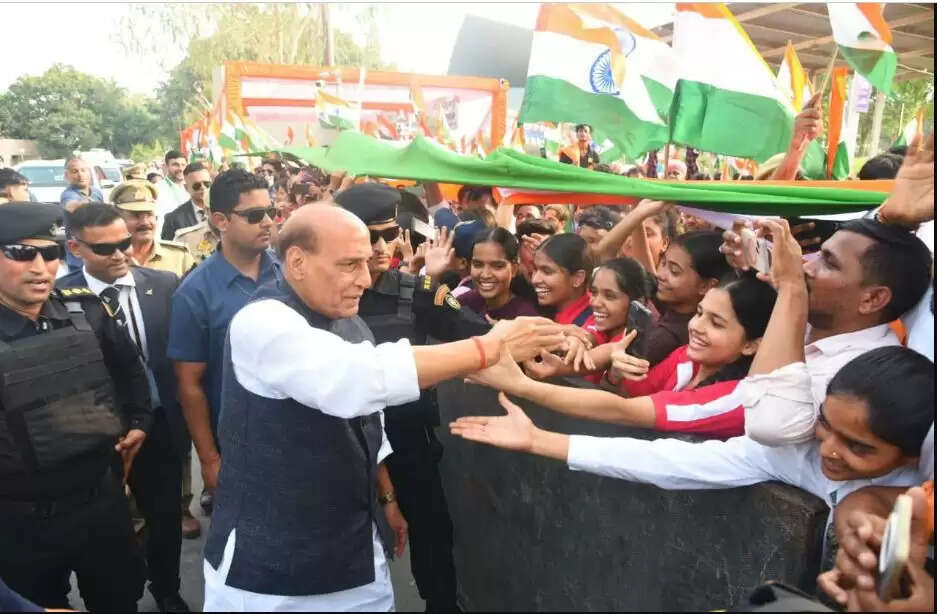 भारतीय सेनाओं ने पाकिस्तान की फौज को घुटनों पर ला दिया: राजनाथ सिंह