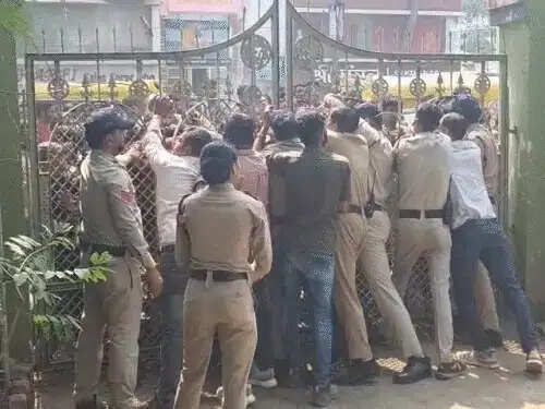 भोपाल में 12 साल की बच्ची की हत्या के बाद भड़का आक्रोश, थाने का घेराव, फास्ट ट्रैक कोर्ट&nbsp;और बुलडोजर कार्रवाई की मांग