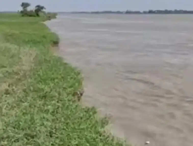 देवरिया : खतरे के निशान से 40 सेंटीमीटर ऊपर बह रही सरयू,परसिया देवार में कटान जारी