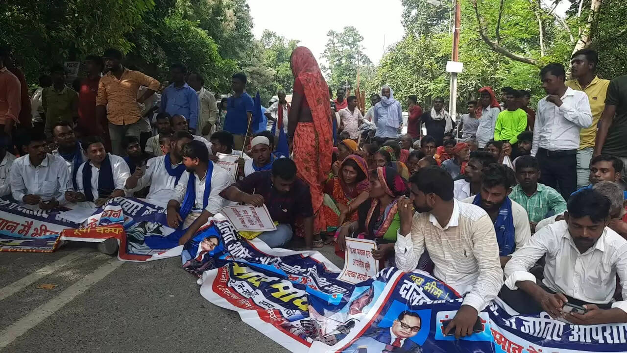 संग्रामपुर के वीणा हत्याकांड के विरोध में न्याय मार्च निकाल कर किया सड़क जाम