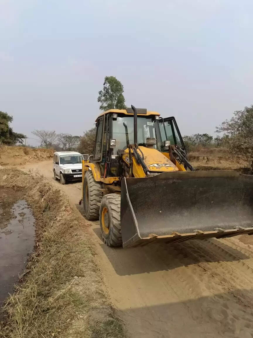 अवैध रेत उत्खनन पर प्रशासन की सख्त कार्रवाई, एक जेसीबी और चार हाईवा जब्त