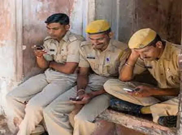 उप्र के पुलिस कर्मी 22 और 26 जनवरी को नहीं कर पायेंगे स्मार्ट फोन का उपयोग