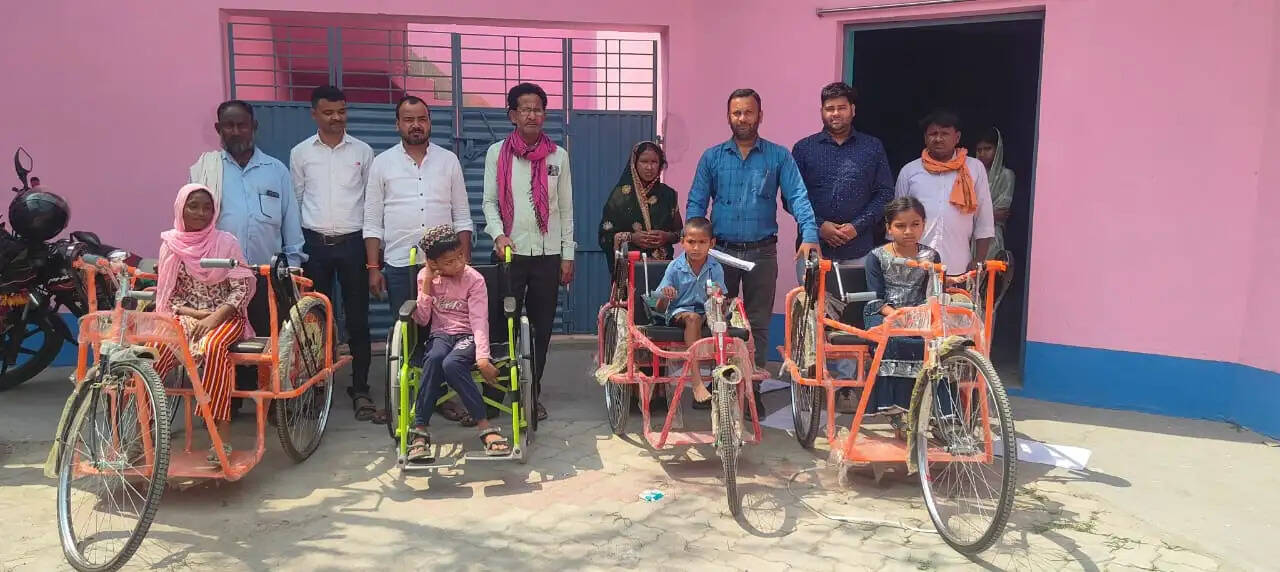 दिव्यांग बच्चों के बीच सहायक उपकरण का वितरण