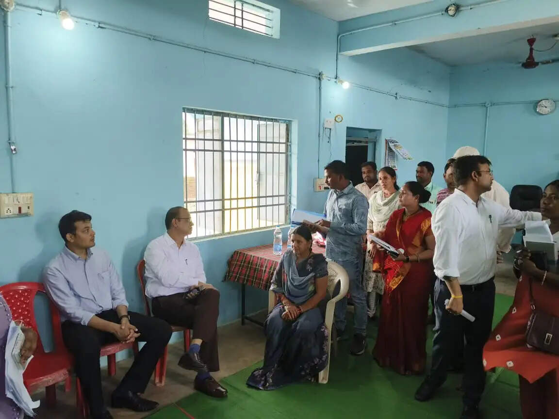 गांवों की जरूरत के अनुरूप बने विकास की ठोस कार्ययोजना: आयुक्त सिन्हा