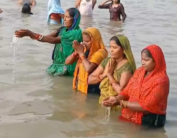 कार्तिक पूर्णिमा पर बलिया में पांच लाख श्रद्धालुओं ने लगायी आस्था की डुबकी