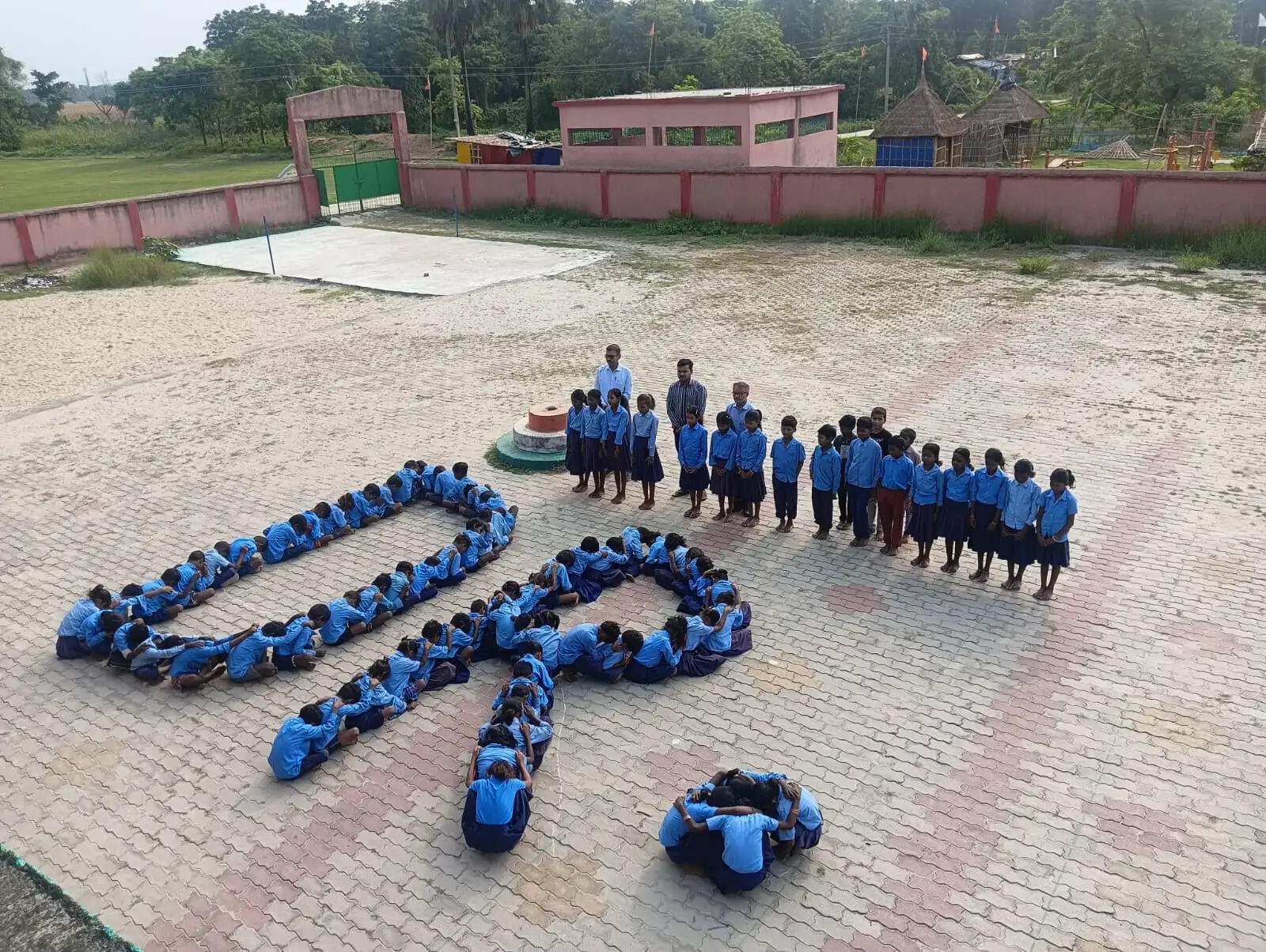 विश्व परिवार डॉक्टर दिवस पर बनायी गयी मानव श्रृंखला