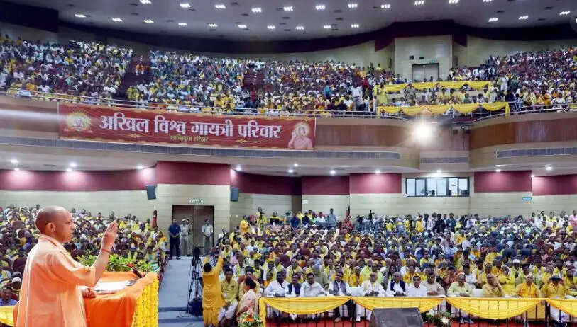 विचार के बल पर 100 वर्ष से समाज को जोड़ रहा गायत्री परिवार: मुख्यमंत्री योगी