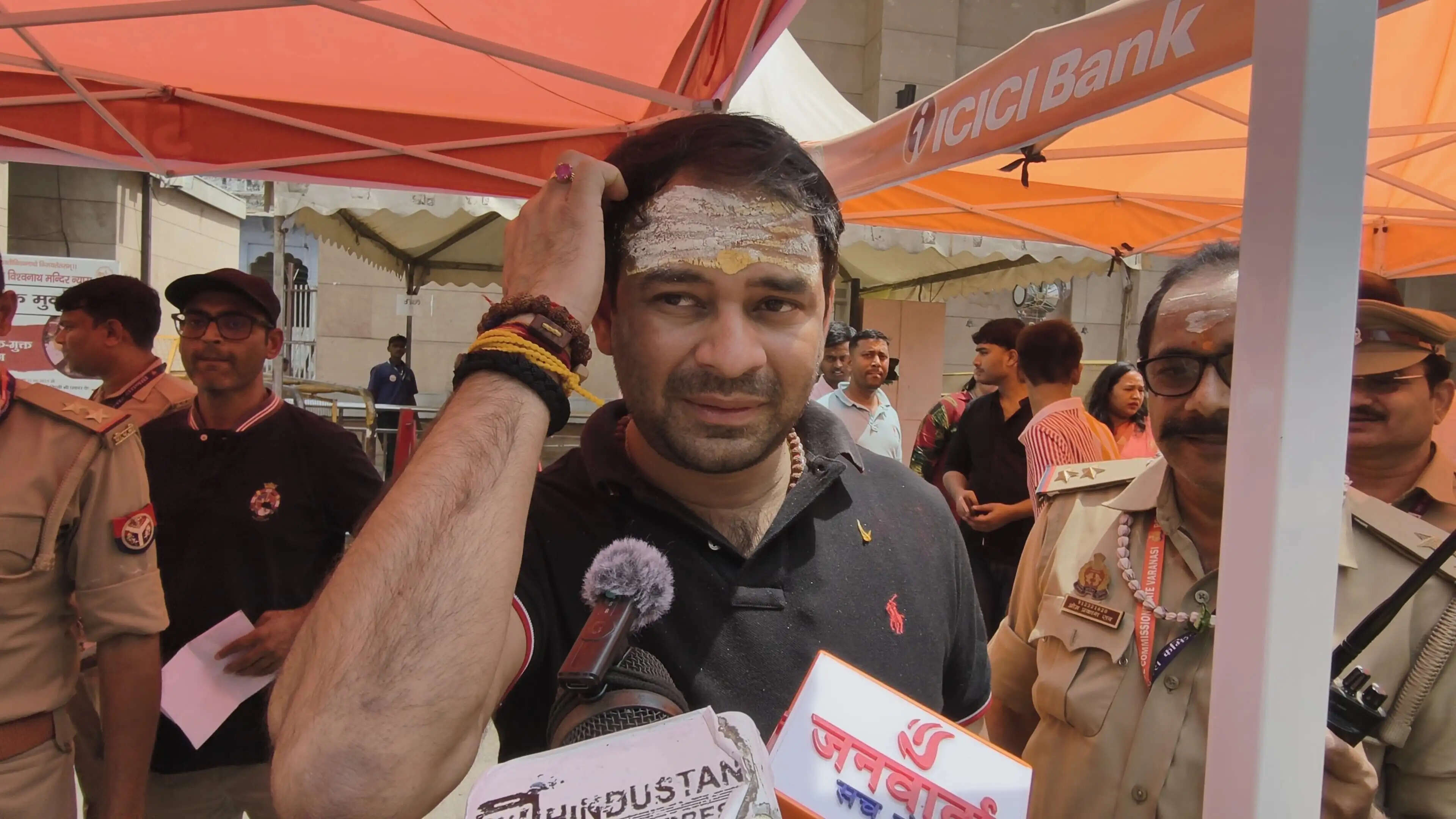 जनशक्ति जनता पार्टी के अध्यक्ष तेज प्रताप यादव ने बाबा विश्वनाथ के दरबार में लगाई हाजिरी