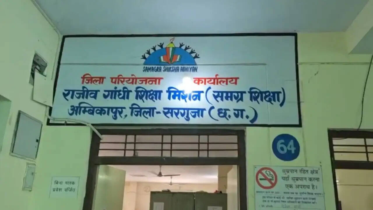 अम्बिकापुर : करोड़ों के फर्नीचर घोटाले की जांच तेज, राजीव गांधी शिक्षा मिशन कार्यालय में एसीबी की दबिश