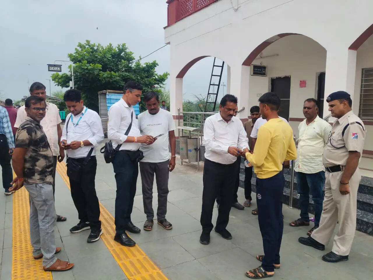 सोगरिया स्टेशन पर ‘किलाबंदी’ टिकट जांच में दस घंटे चला सघन अभियान