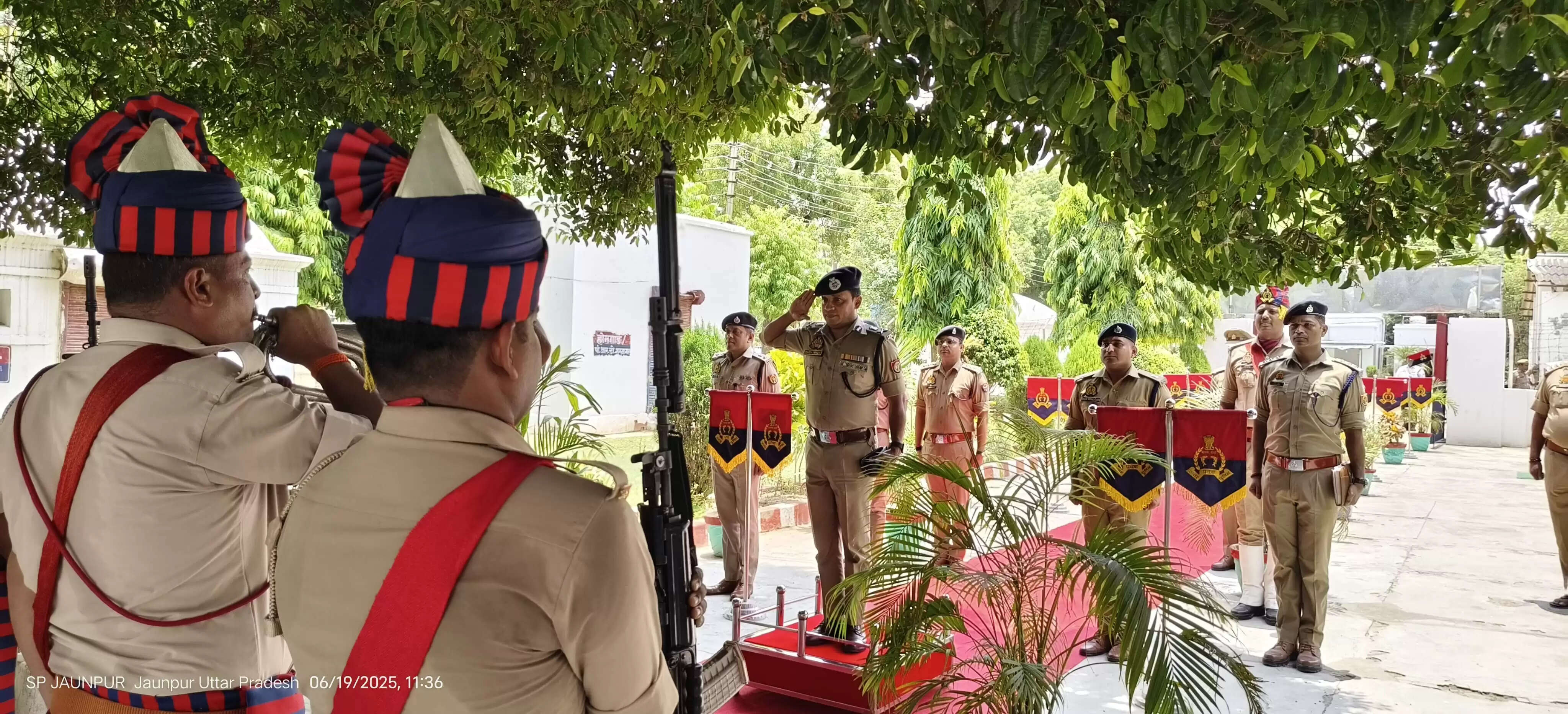 एडीजी वाराणसी पीयूष मोर्डिया ने पुलिस लाइन का किया निरीक्षण, प्रशिक्षु आरक्षियों से की मुलाकात