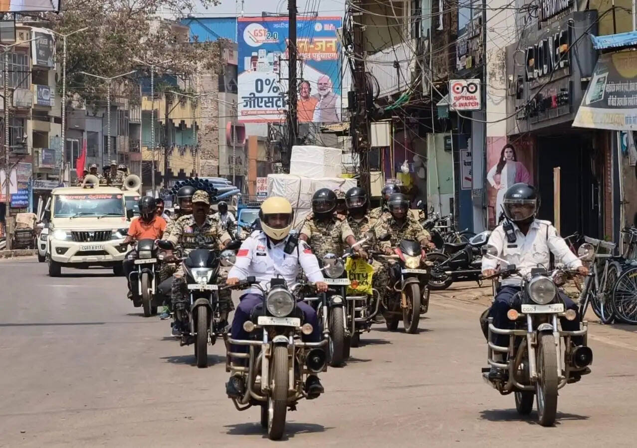 रामनवमी शोभायात्रा से पहले धमतरी पुलिस का फ्लैग मार्च, शांति व सुरक्षा का संदेश