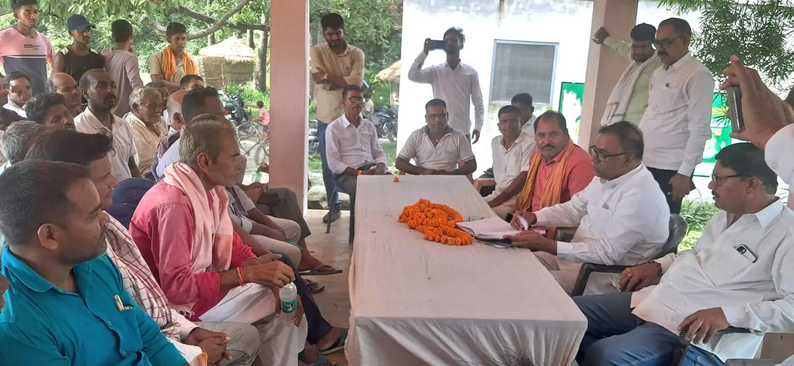 मुआवजा न मिलने से आक्रोशित किसानों ने रोका पुल निर्माण, कोर्ट जाने की दी चेतावनी