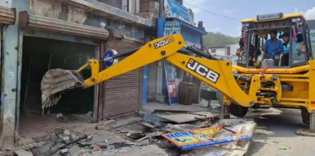 काठगोदाम में अतिक्रमण पर चला प्रशासन और नगर निगम का बुलडोजर