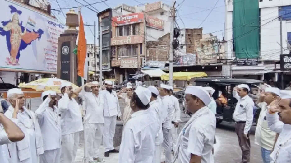 सागर में कांग्रेस सेवादल का 83वां मासिक ध्वजारोहण, बढ़ती महंगाई पर सरकार को घेरा
