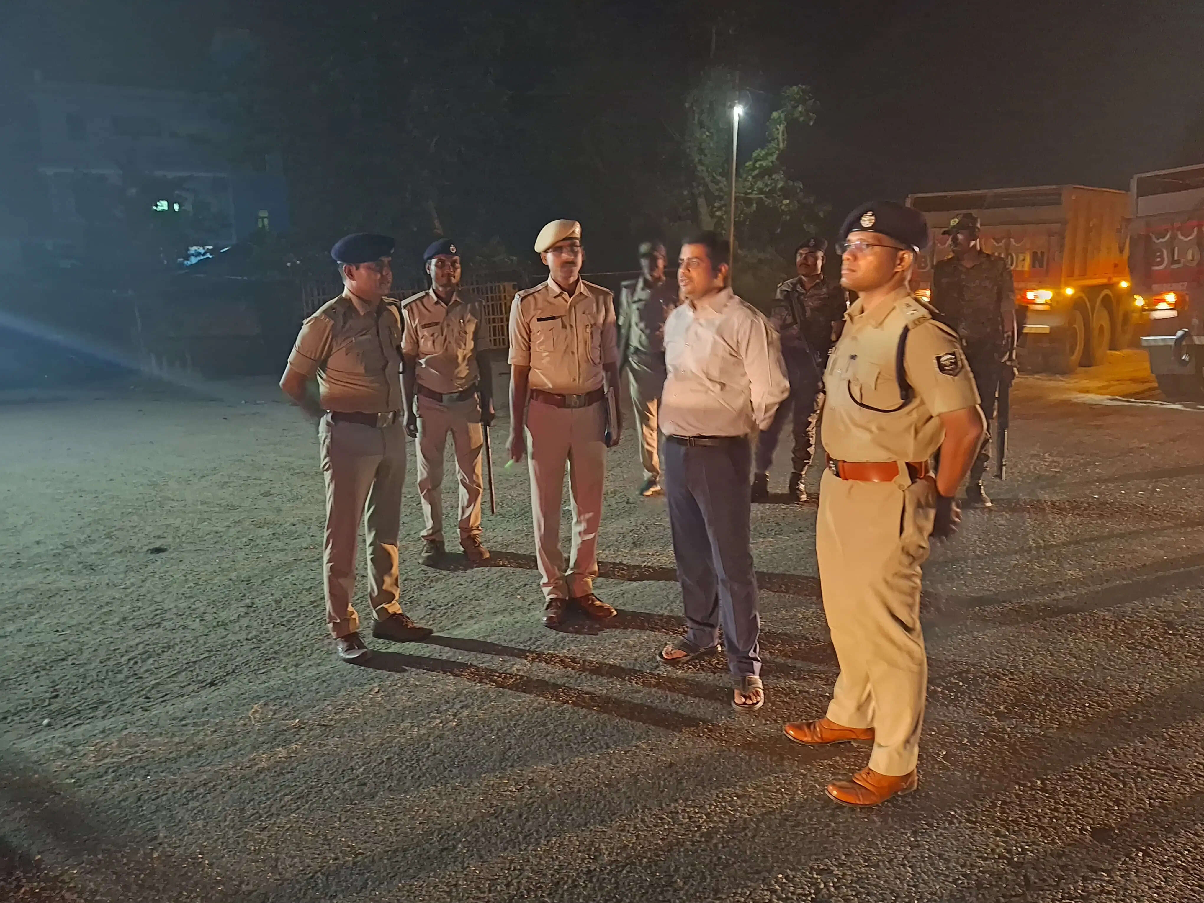 जदिया चेक पोस्ट से ड्यूटी पर गायब मिले दो पुलिसकर्मी, डीएम-एसपी ने किया लाइन क्लोज