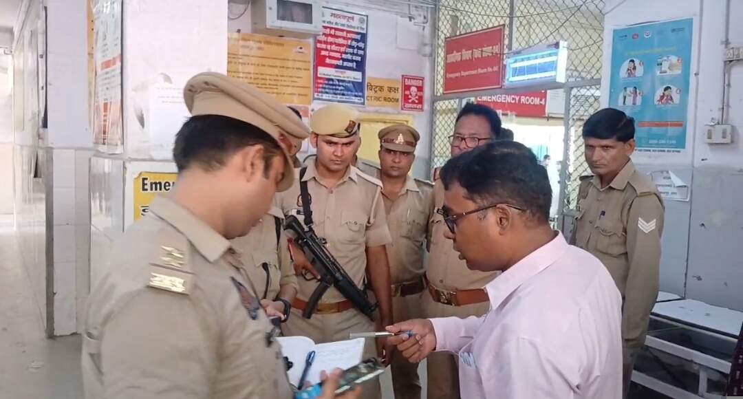 पत्नी से विवाद के बाद युवक ने थाने के बाहर खुद को लगाई आग, बचाने में थाना प्रभारी समेत तीन पुलिसकर्मी झुलसे