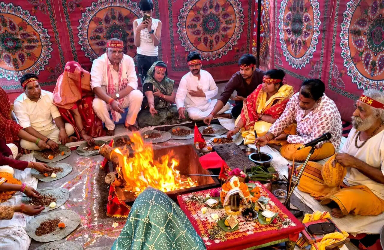 नवरात्र महोत्सव : जगत कल्याणार्थ हुआ देवी श्री महागौरी का सामूहिक हवन