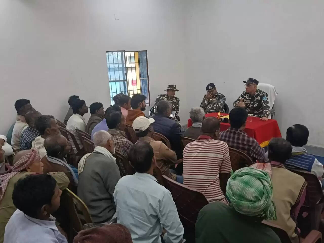 पूर्णिया रेंज के एसएसबी डीआईजी ने की ग्रामीणों के साथ विलेज मीटिंग