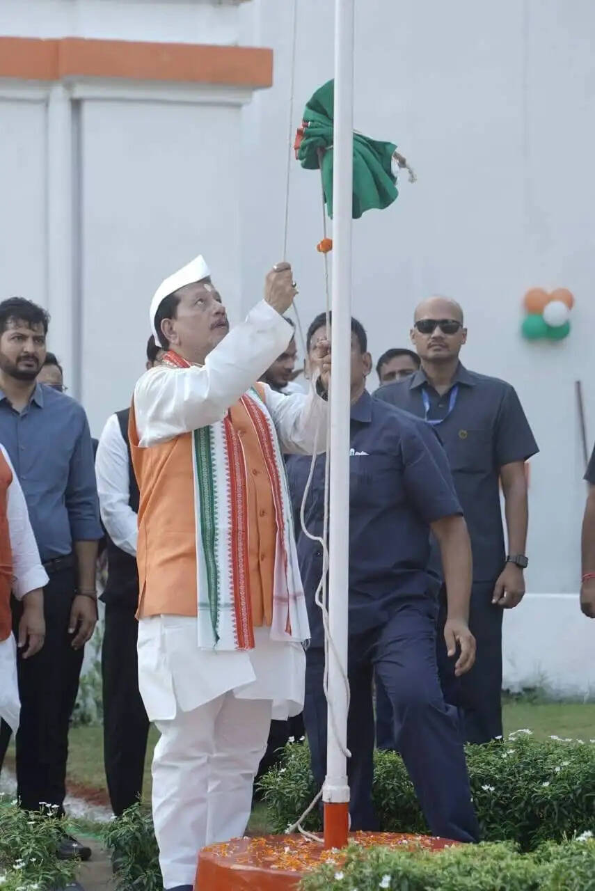 स्वतंत्रता दिवस पर कृषि मंत्री विजय कुमार सिन्हा ने अपने सरकारी आवास पर किया ध्वजारोहण