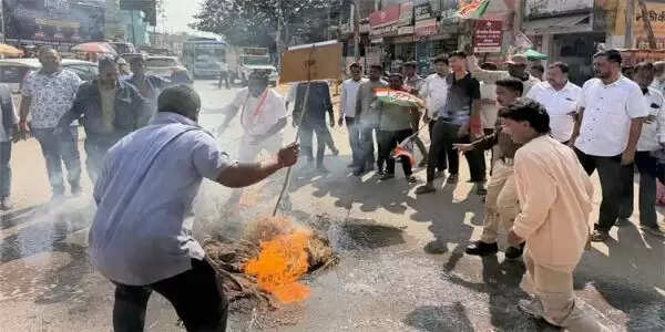 जिले में स्वीकृत सैनिक स्कूल को लेकर कांग्रेस ने किया प्रदर्शन, डीईओ का किया पुतला दहन