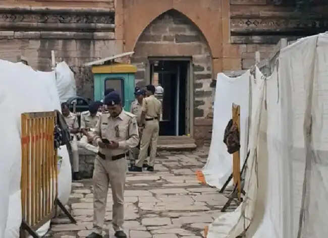 मप्र के धार में भोजशाला के पीछे निर्धारित भूमि पर हुई जुमे की नमाज, गर्भगृह में हुआ हनुमान चालीसा का पाठ