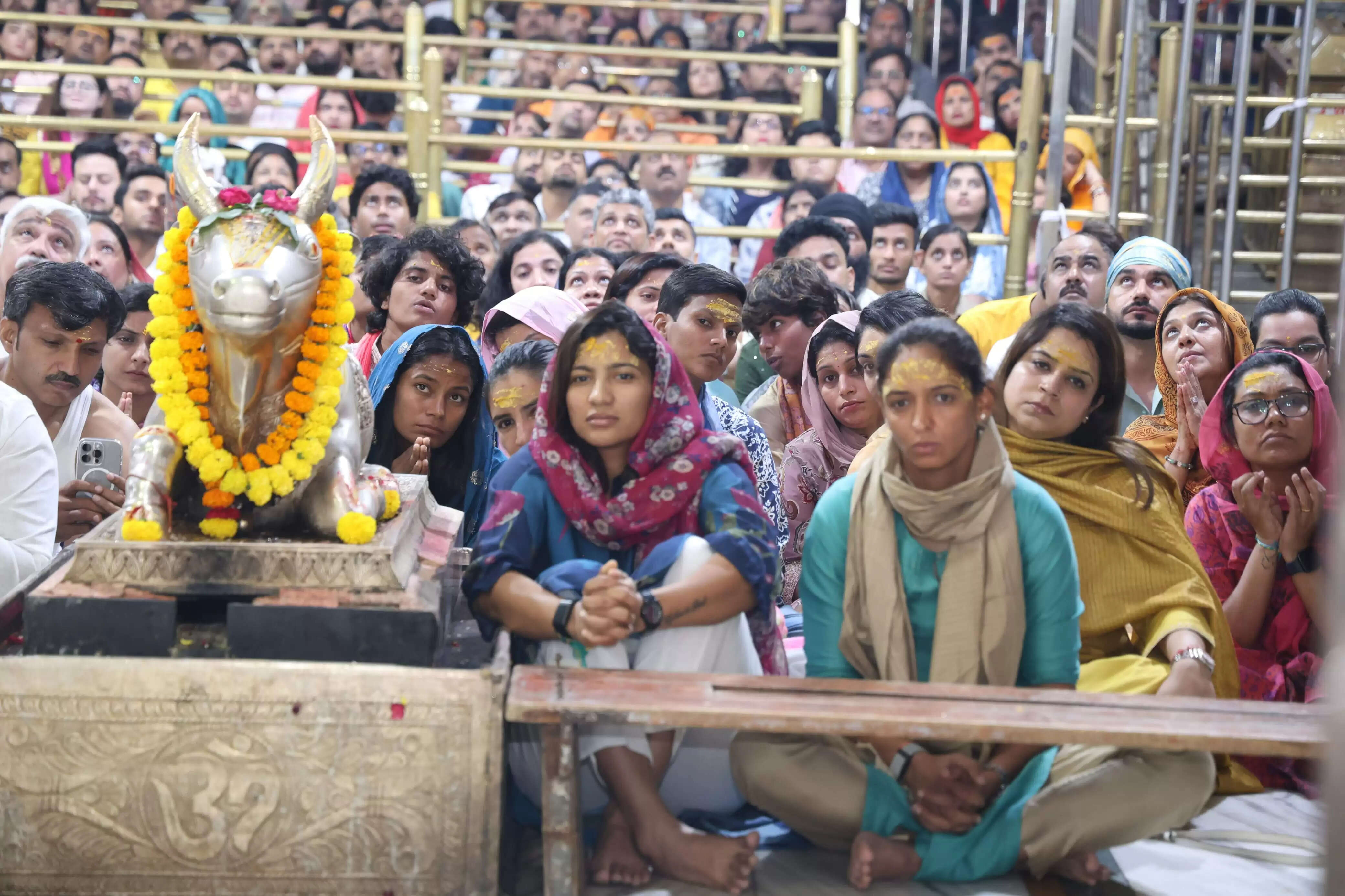 महाकाल के दरबार में भारतीय महिला क्रिकेट टीम, भस्म आरती में की विजय की कामना