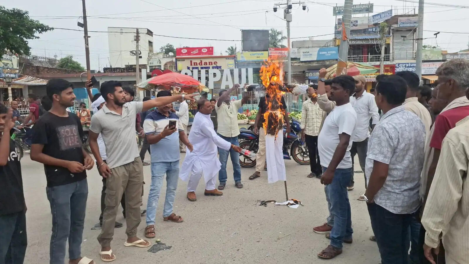 पप्पू यादव पर हमले के विरोध में जन अधिकार पार्टी कार्यकर्ताओं ने गृह मंत्री का फूंका पुतला