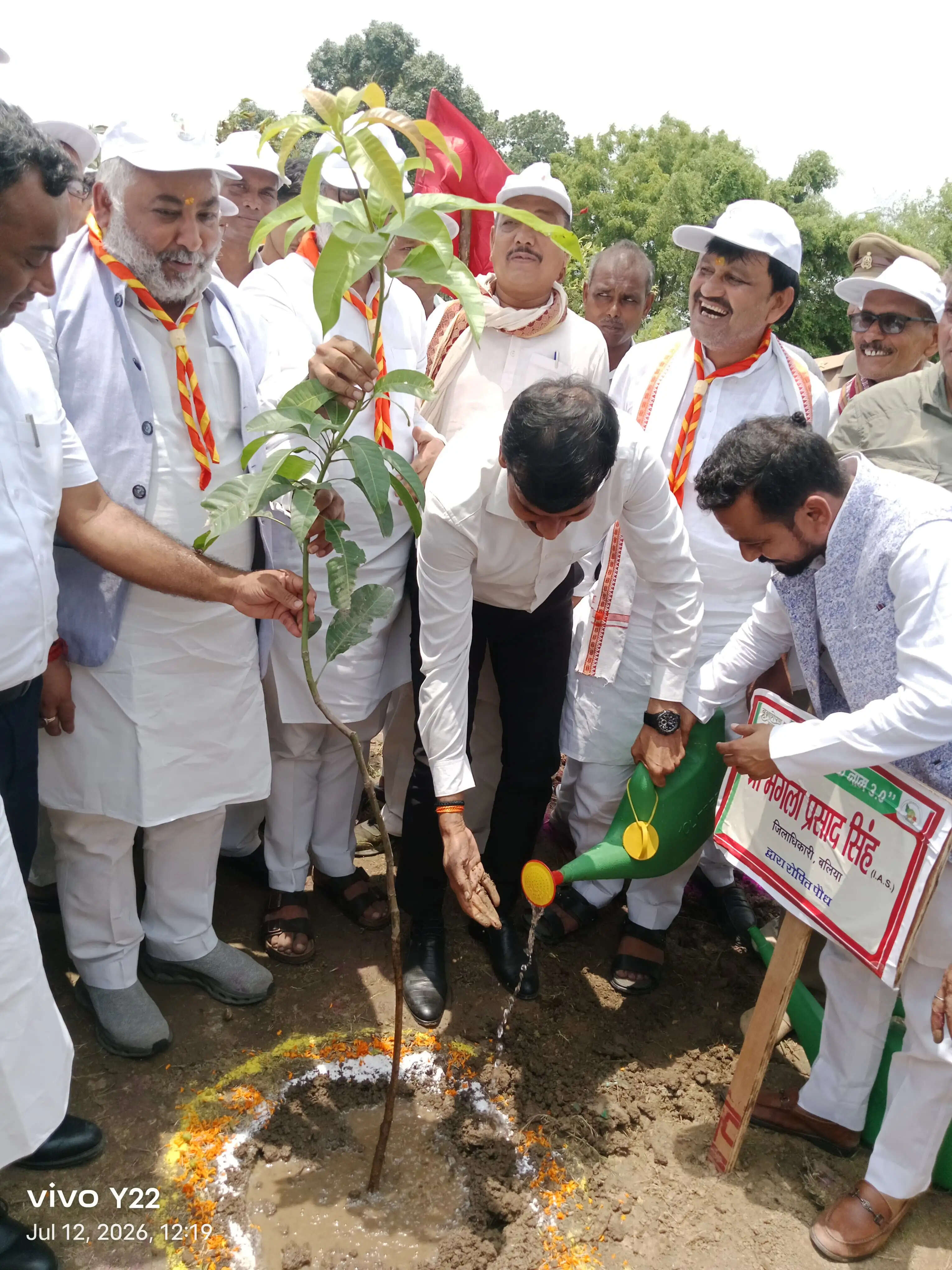 पूरे प्रदेश में एक ही दिन 35 करोड़ पौधे लगाने का लक्ष्य, सभी रोपे पौधें : दयाशंकर सिंह