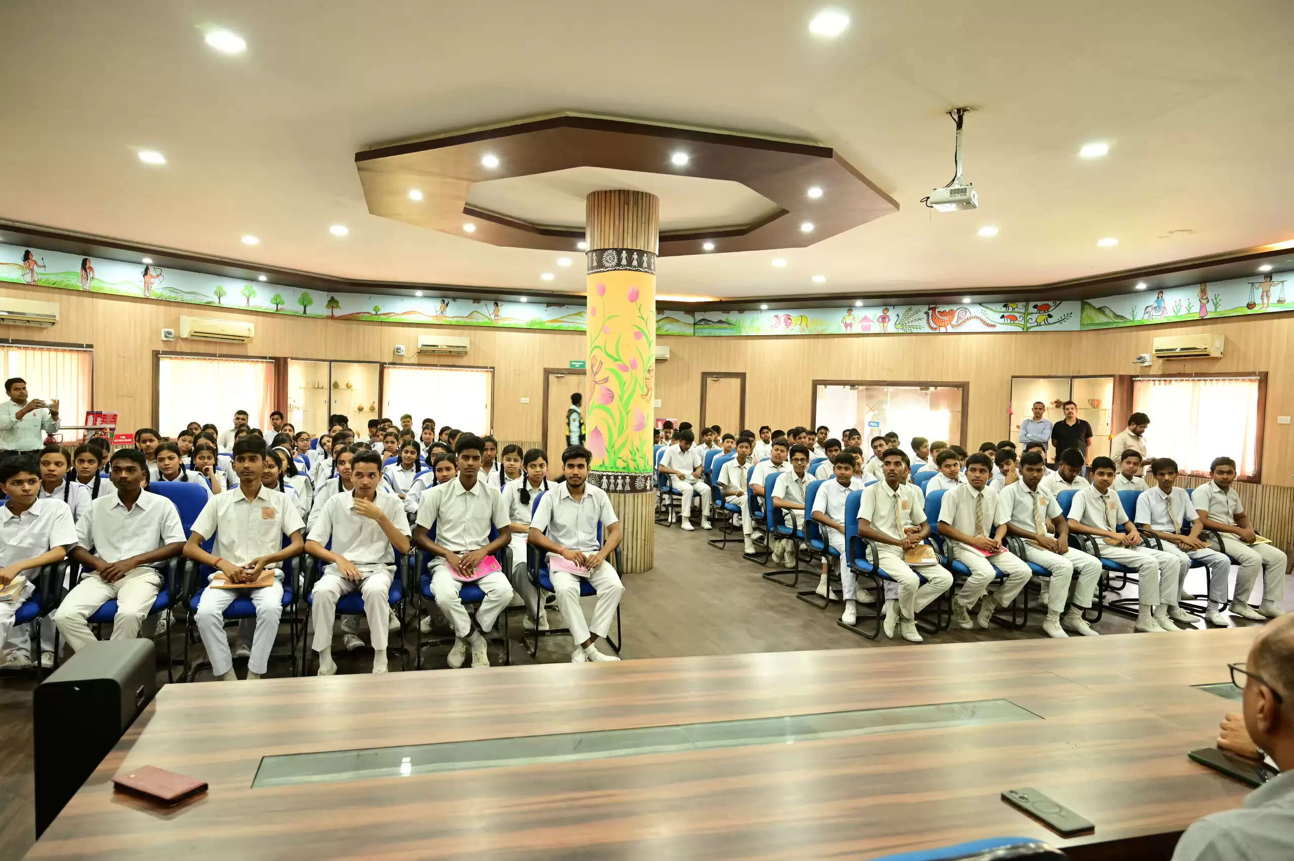 स्कूल में सड़क सुरक्षा जागरूकता कार्यक्रम आयोजित