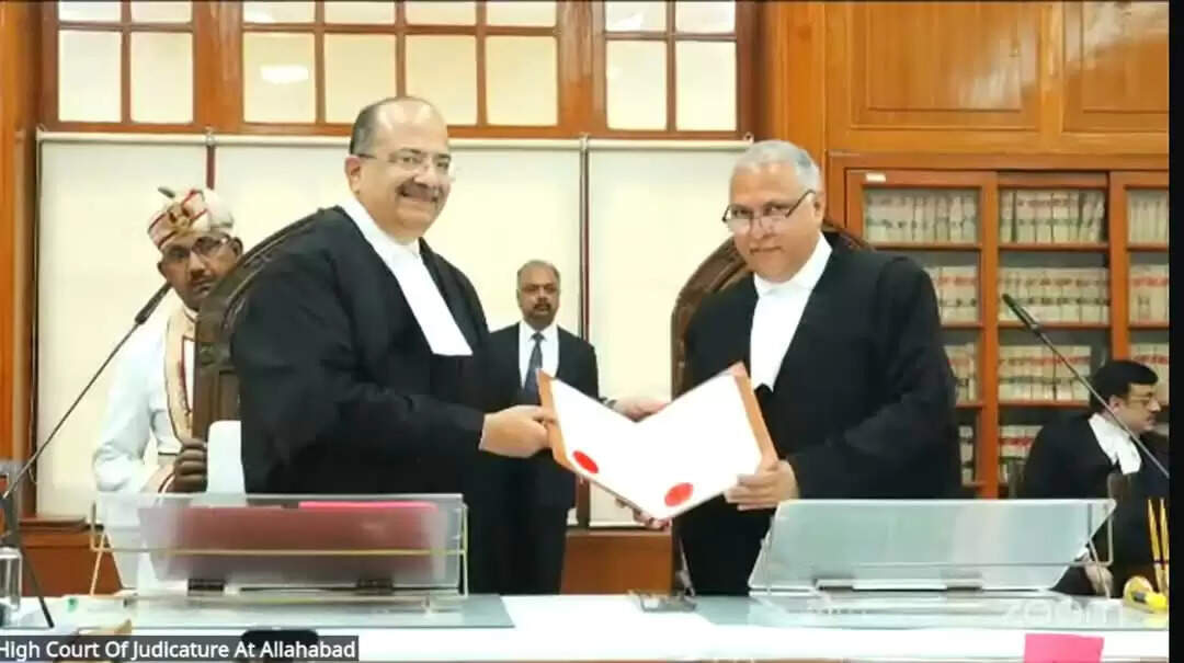 शपथ ग्रहण के बाद पहली बार फिरोजाबाद पहुंचे न्यायमूर्ति हरवीर सिंह का हुआ स्वागत