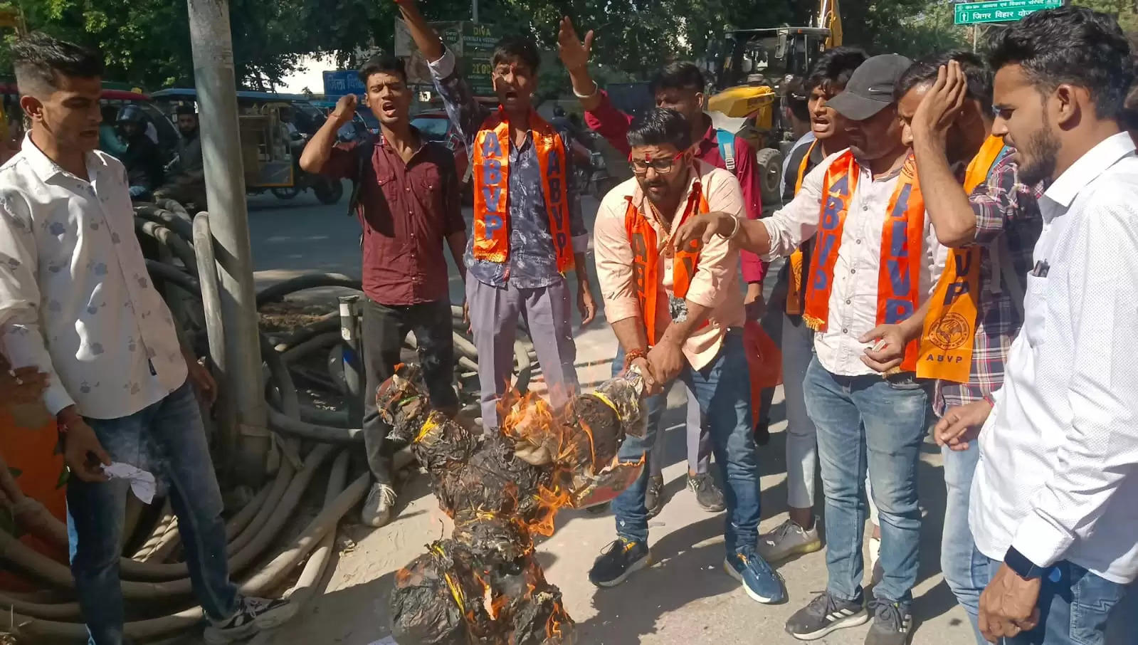 मुरादाबाद में अभाविप ने तमिलनाडु सरकार का पुतला फूंका