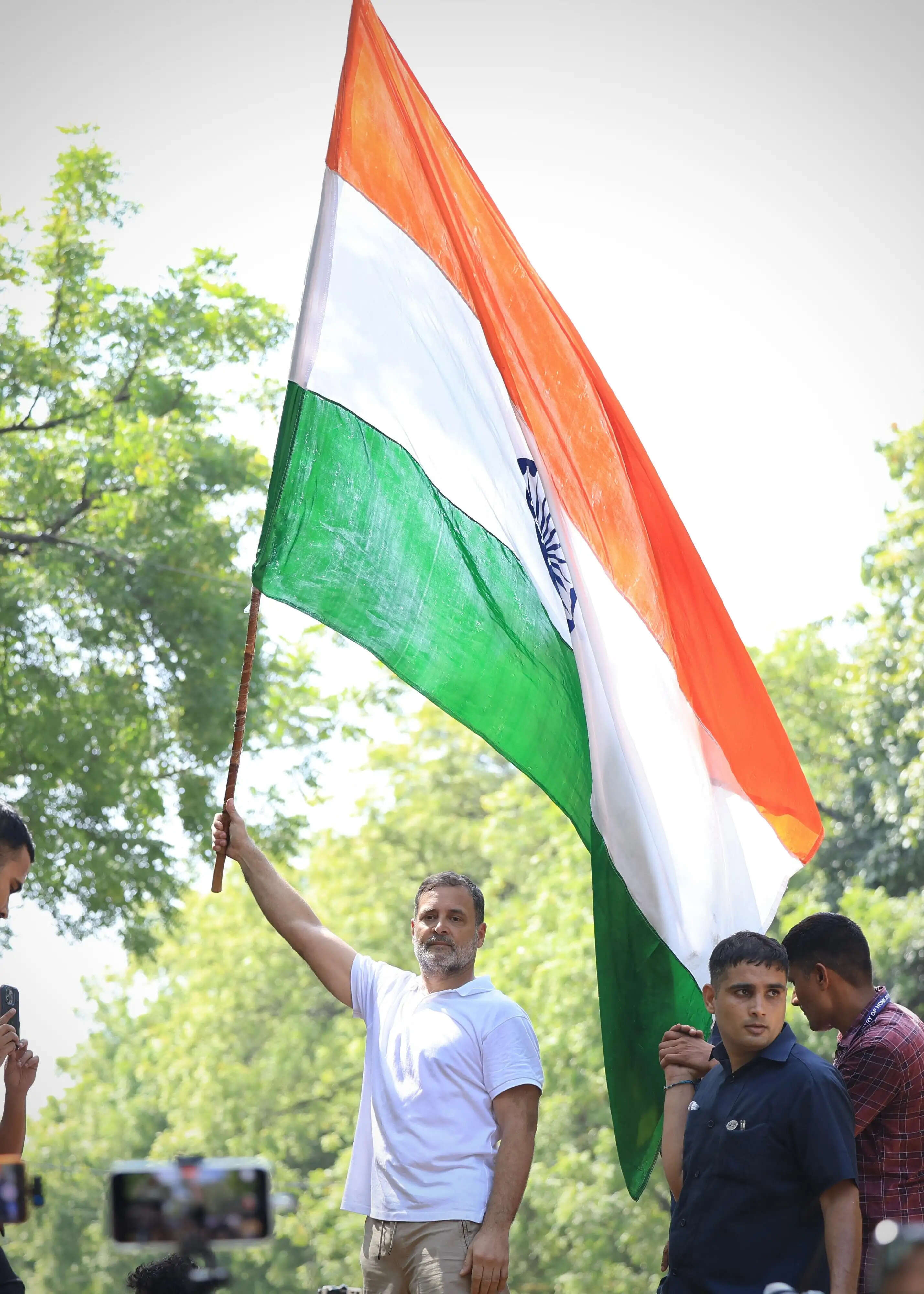 (अपडेट) चुनाव आयोग तक मार्च पर अड़ा विपक्ष, राहुल-प्रियंका आकाशवाणी भवन में धरने पर बैठे