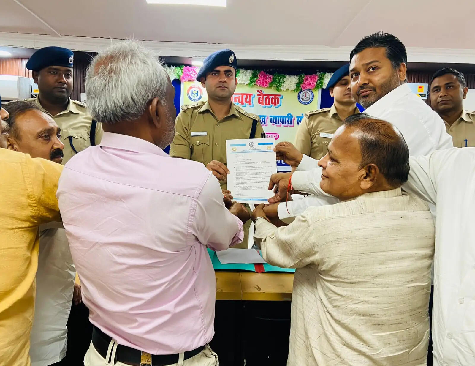 सुरक्षित नवादा कार्यक्रम को लेकर व्यवसायियों के साथ एसपी ने की बैठक