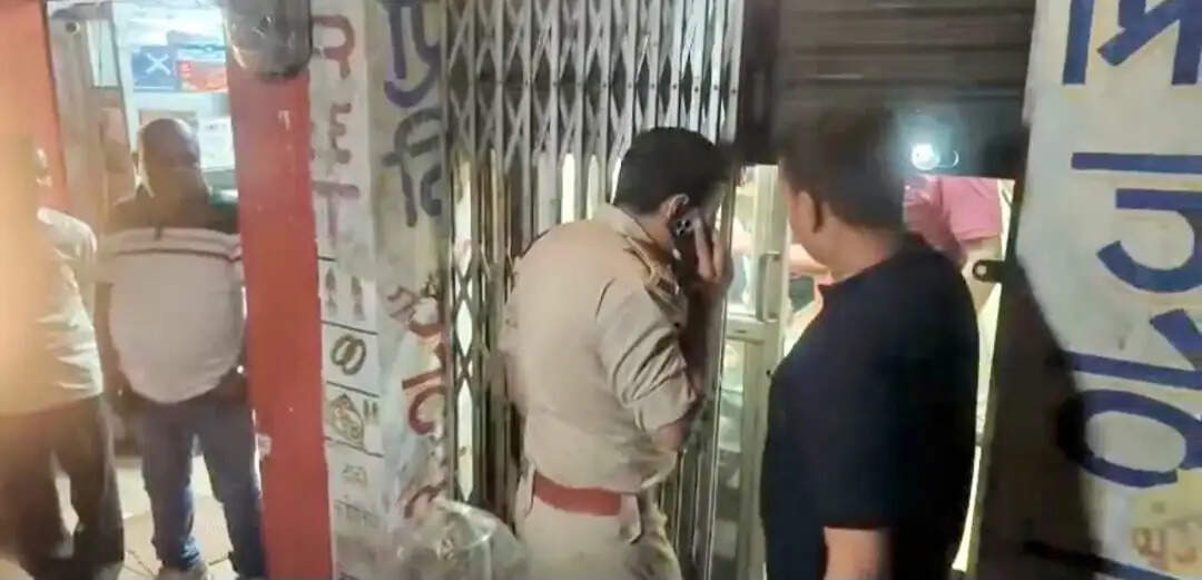 जेवर दुकान में हथियार के बल पर लूट, जांच में जुटी पुलिस