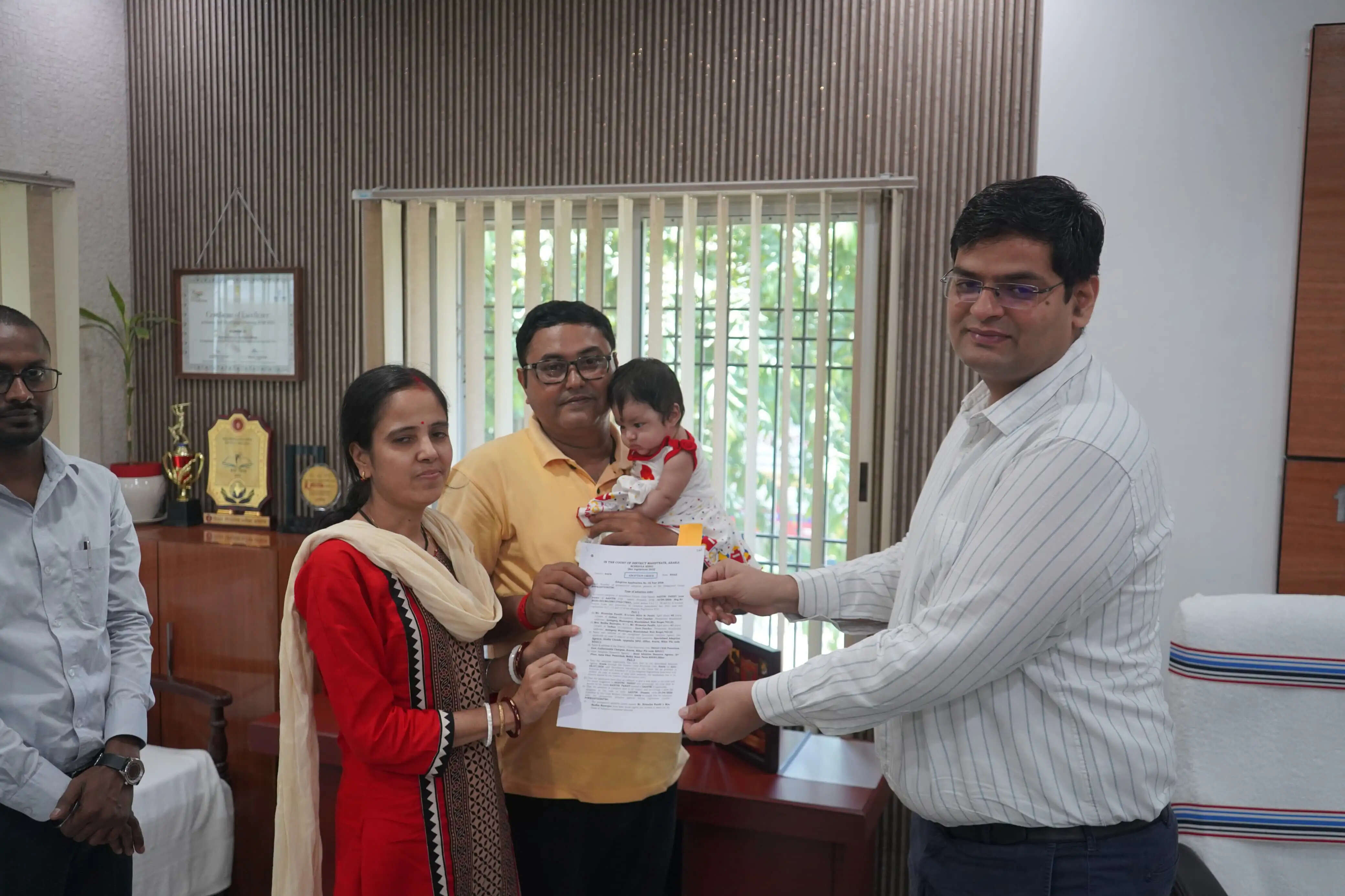 दत्तक ग्रहण प्रक्रिया के तहत पश्चिम बंगाल के दंपति को डीएम ने सौंपा बच्ची को