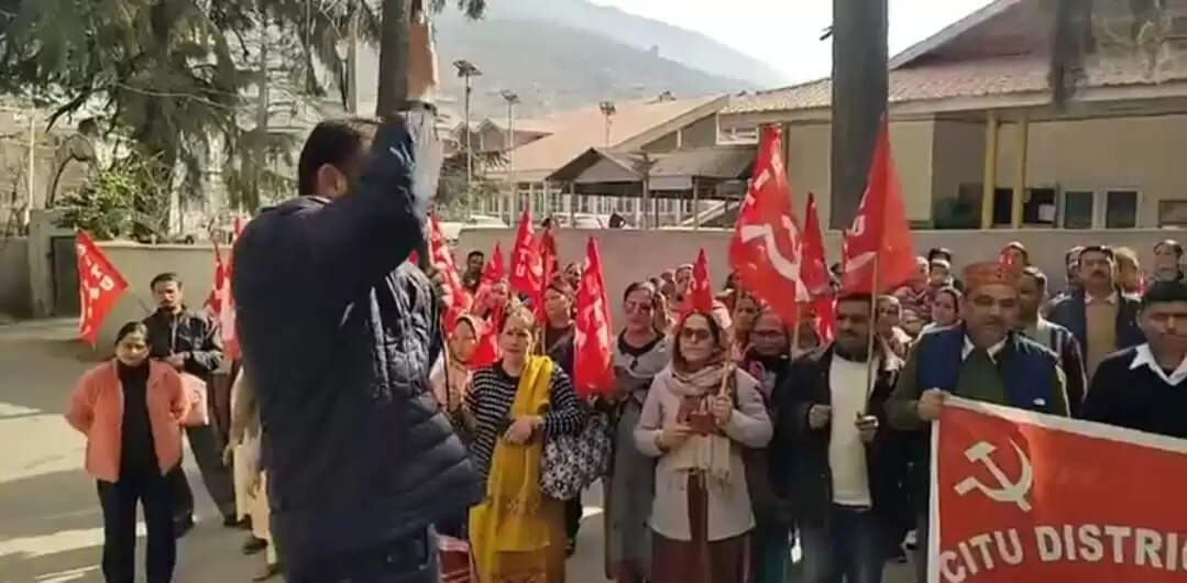 चार श्रम संहिताओं के विरोध में सीटू का कुल्लू में धरना प्रदर्शन
