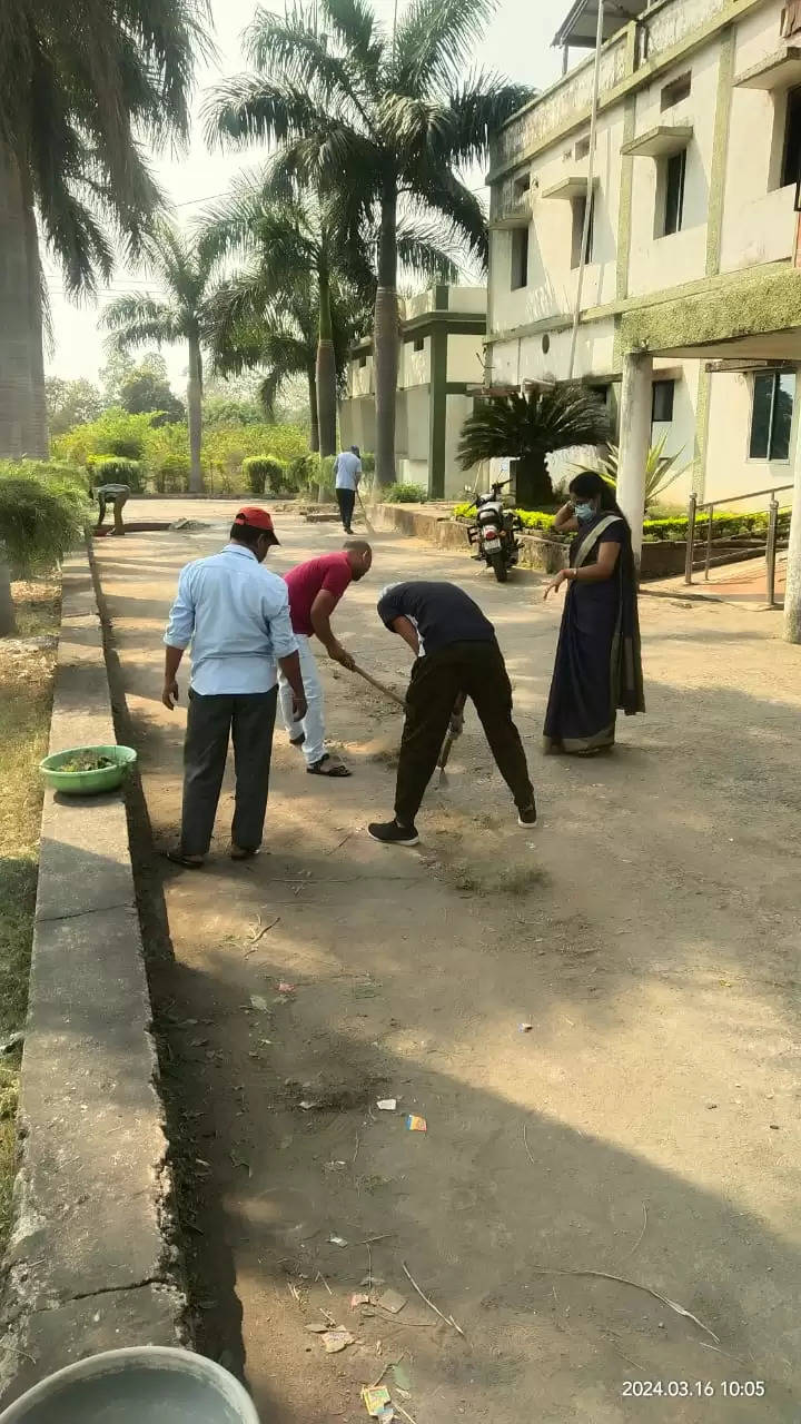 जांजगीर : जिला पंचायत सीईओ ने झाड़ू लगा कर दिया स्वच्छता का संदेश