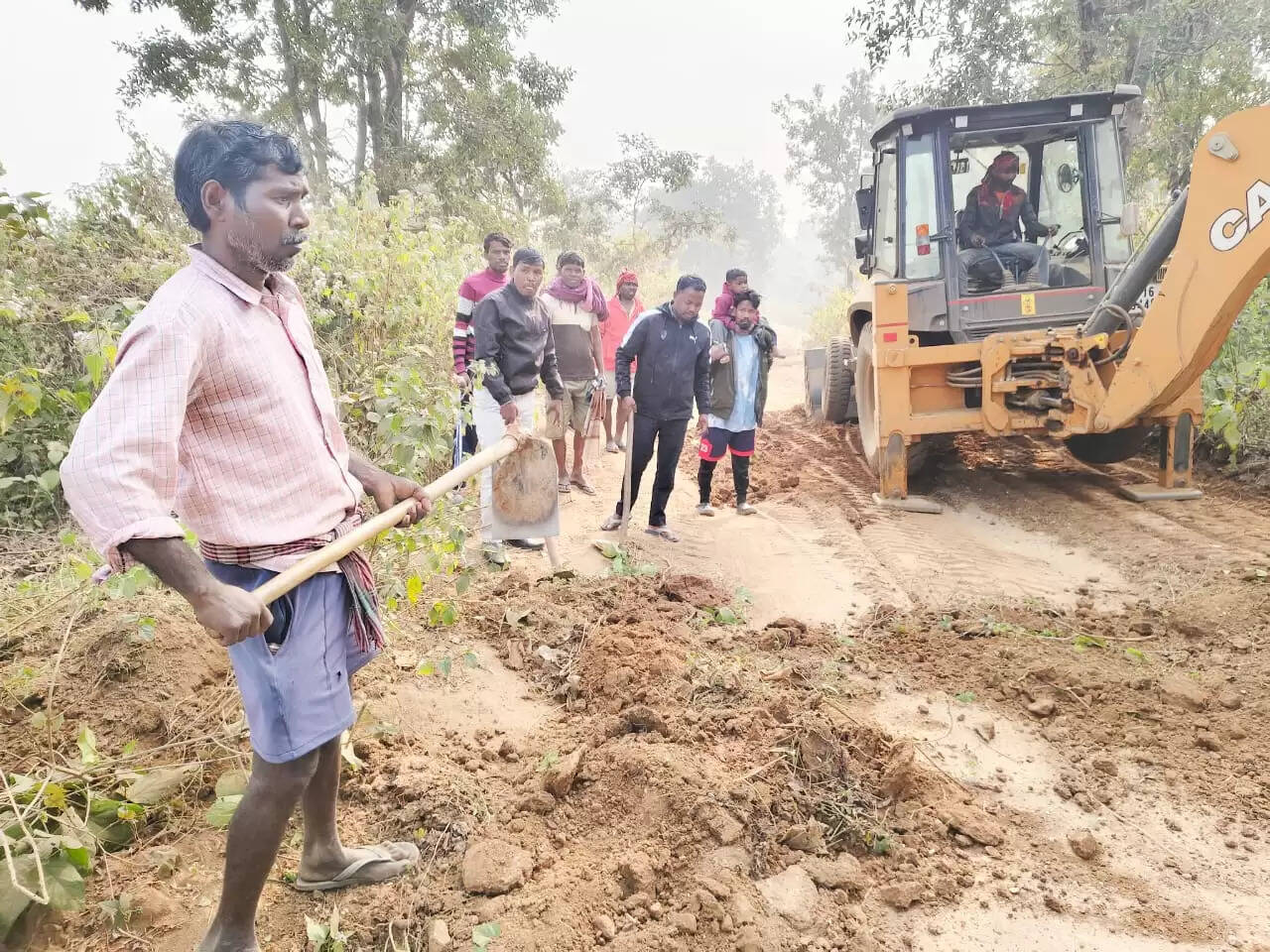 विधायक के शिलान्यास के बाद भी सालभर नहीं बनी सड़क, तो मुखिया ने संभाली जिम्मेदारी