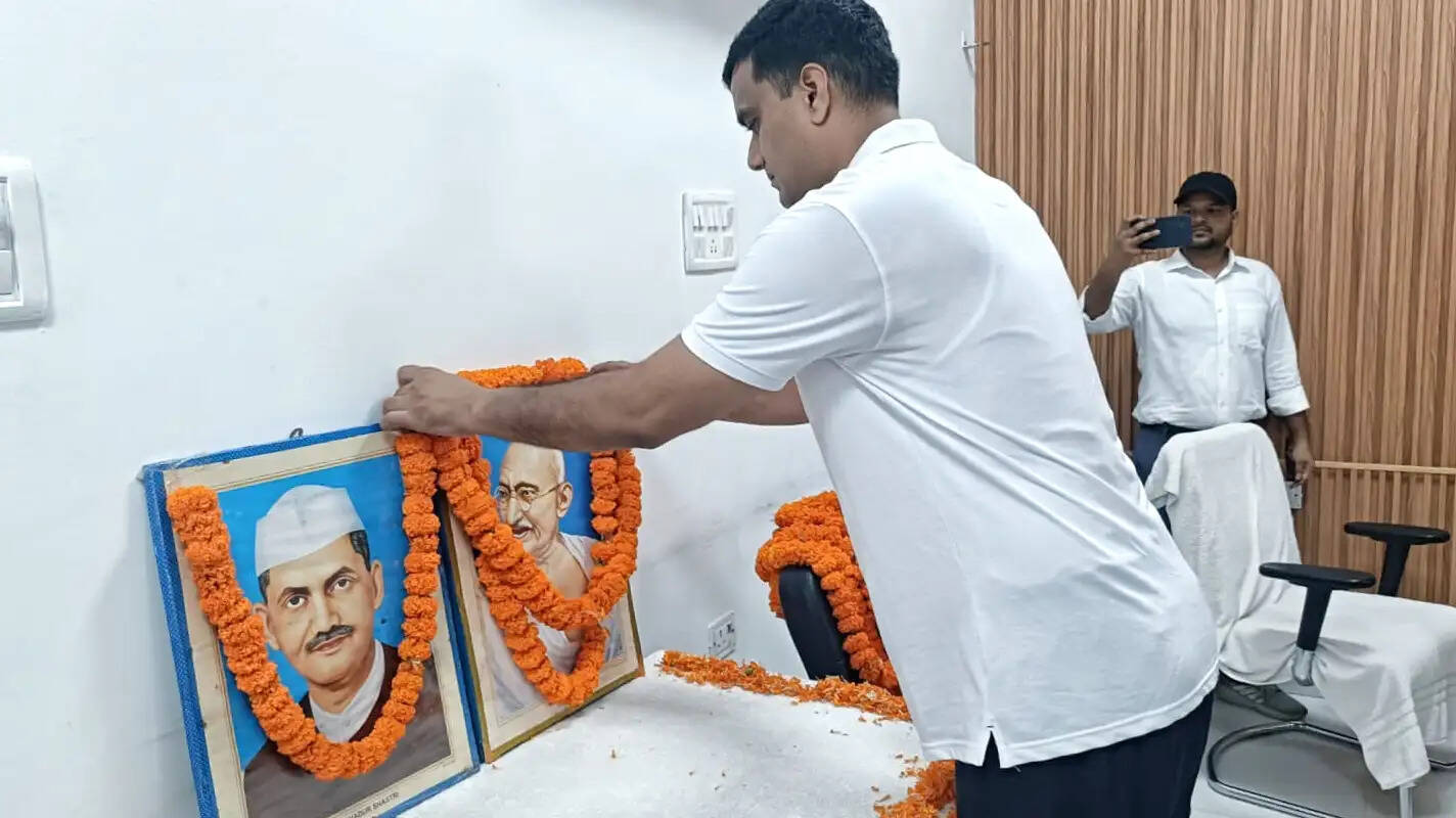 गांधी जयंती पर कटिहार के शहीद चौक पर डीएम-एसपी ने बापू को दी श्रद्धांजलि, सत्य और स्वच्छता का लिया संकल्प