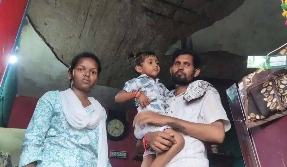 जर्जर आवास में टला बड़ा हादसा, छज्जा गिरने से युवक घायल