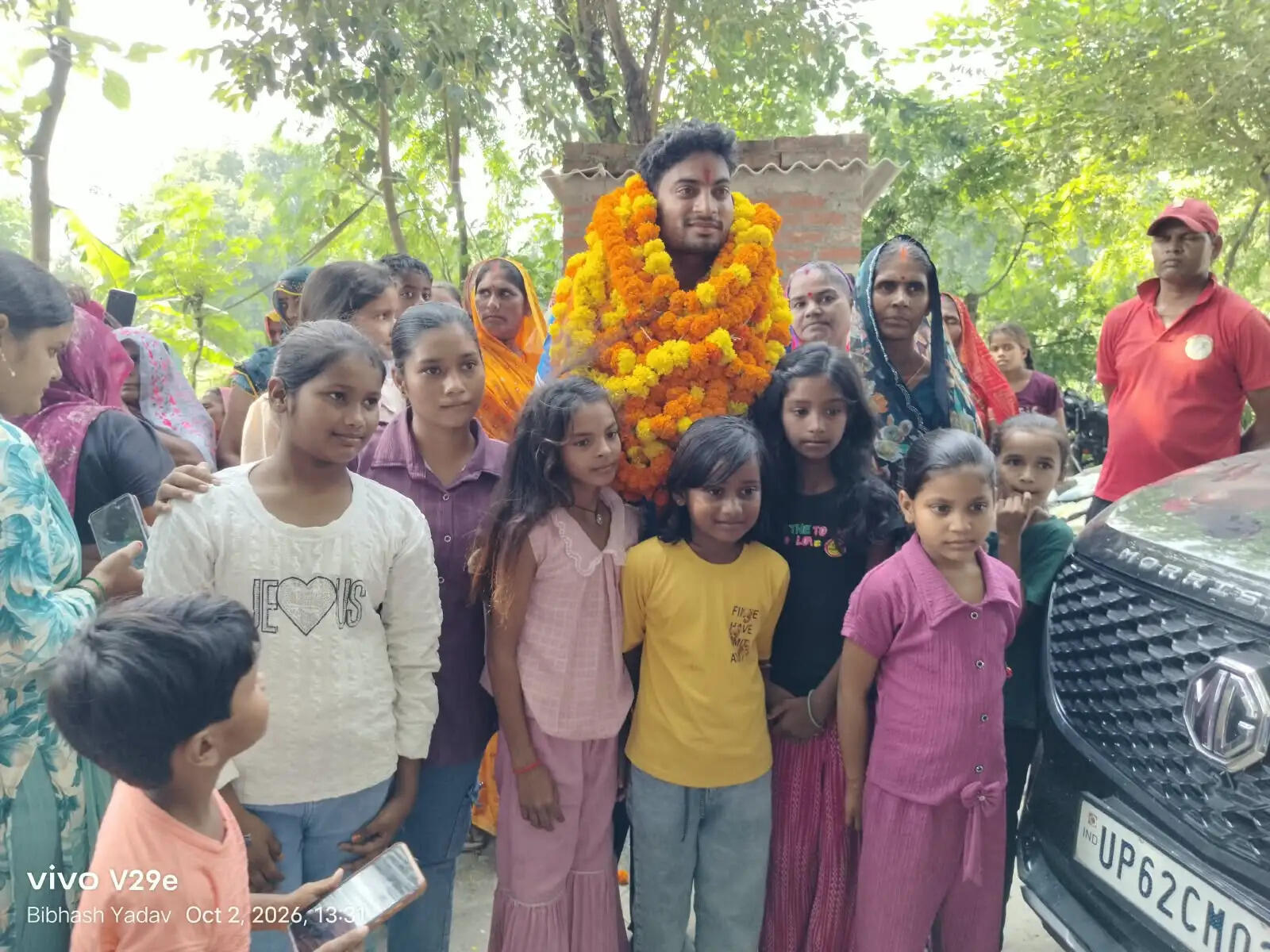 अंतरराष्ट्रीय एथलीट रोहित के स्वागत में उमड़ा जनसैलाब, फूल-मालाओं से पटा मियाचक से अदारी तक का रास्ता