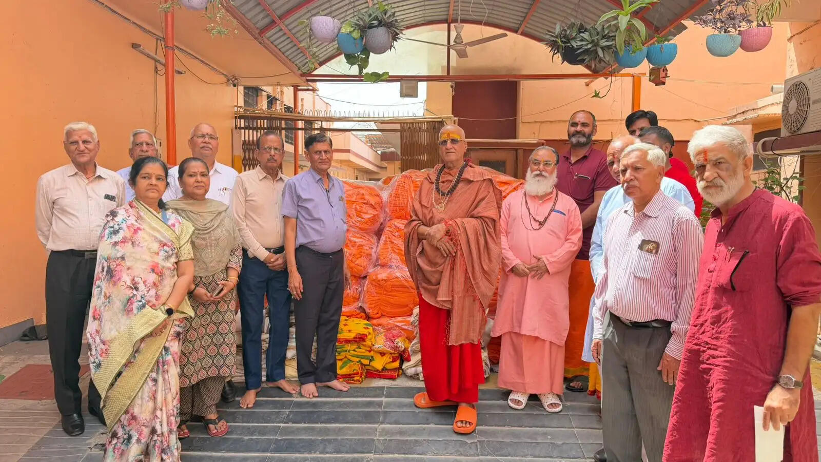 वनवासी विद्यार्थियों के लिए सेवा का संकल्प, हरिशेवा धर्मशाला ने बांटे 811 कंबल व 25 हजार का सहयोग