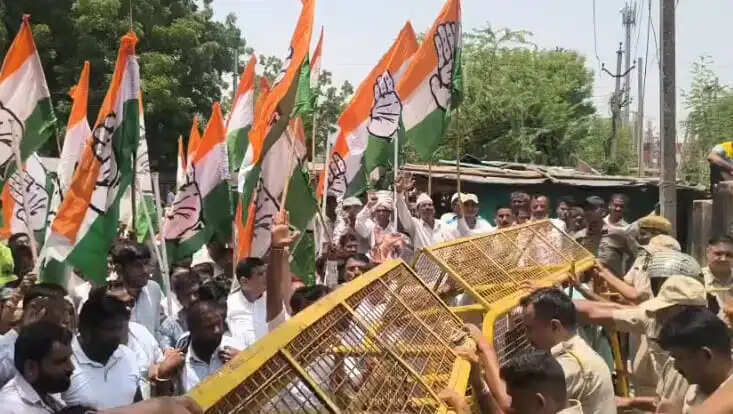 डूंगरपुर में अघोषित बिजली कटौती के खिलाफ कांग्रेस का विराेध प्रदर्शन