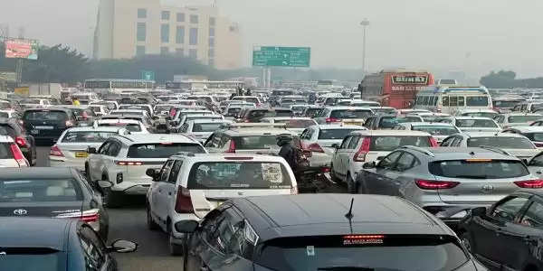 गुरुग्राम-दिल्ली सरहौल टोल पर लगा वाहनों का जाम, बाद में खोली एंट्री