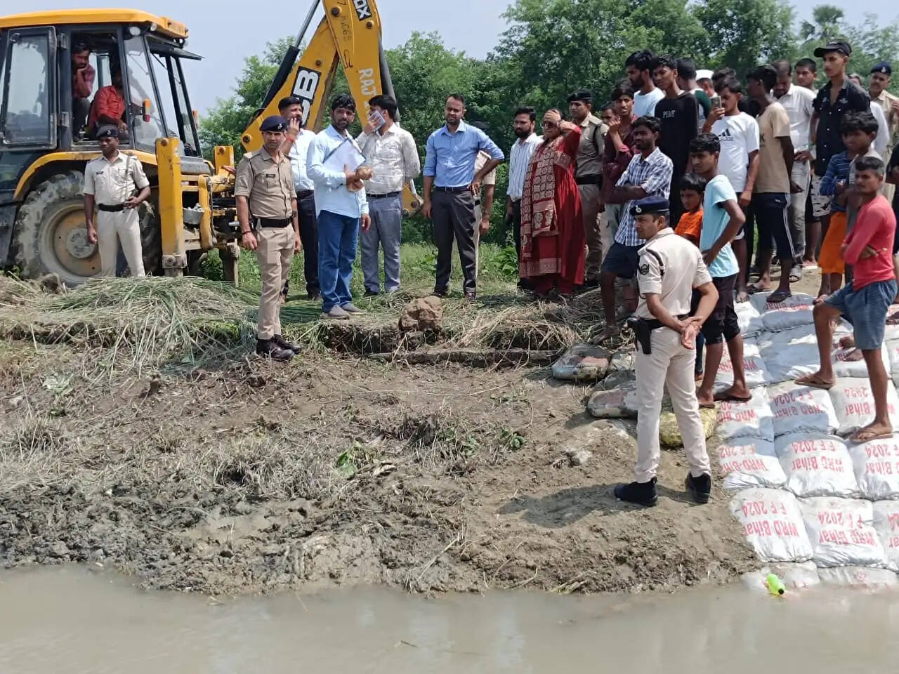जिलाधिकारी ने इसुआपुर के गेहुआ नदी के कटाव का किया स्थलीय निरीक्षण