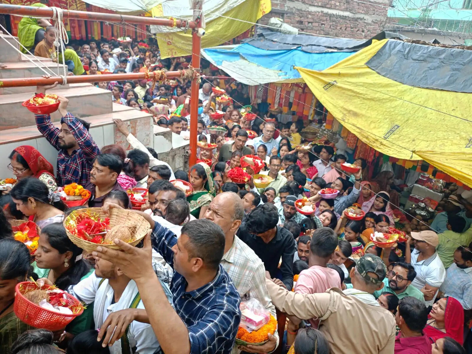 मां चंद्रघंटा के दर्शन को उमड़ा सैलाब, फूलों के भव्य श्रृंगार ने मोहा मन