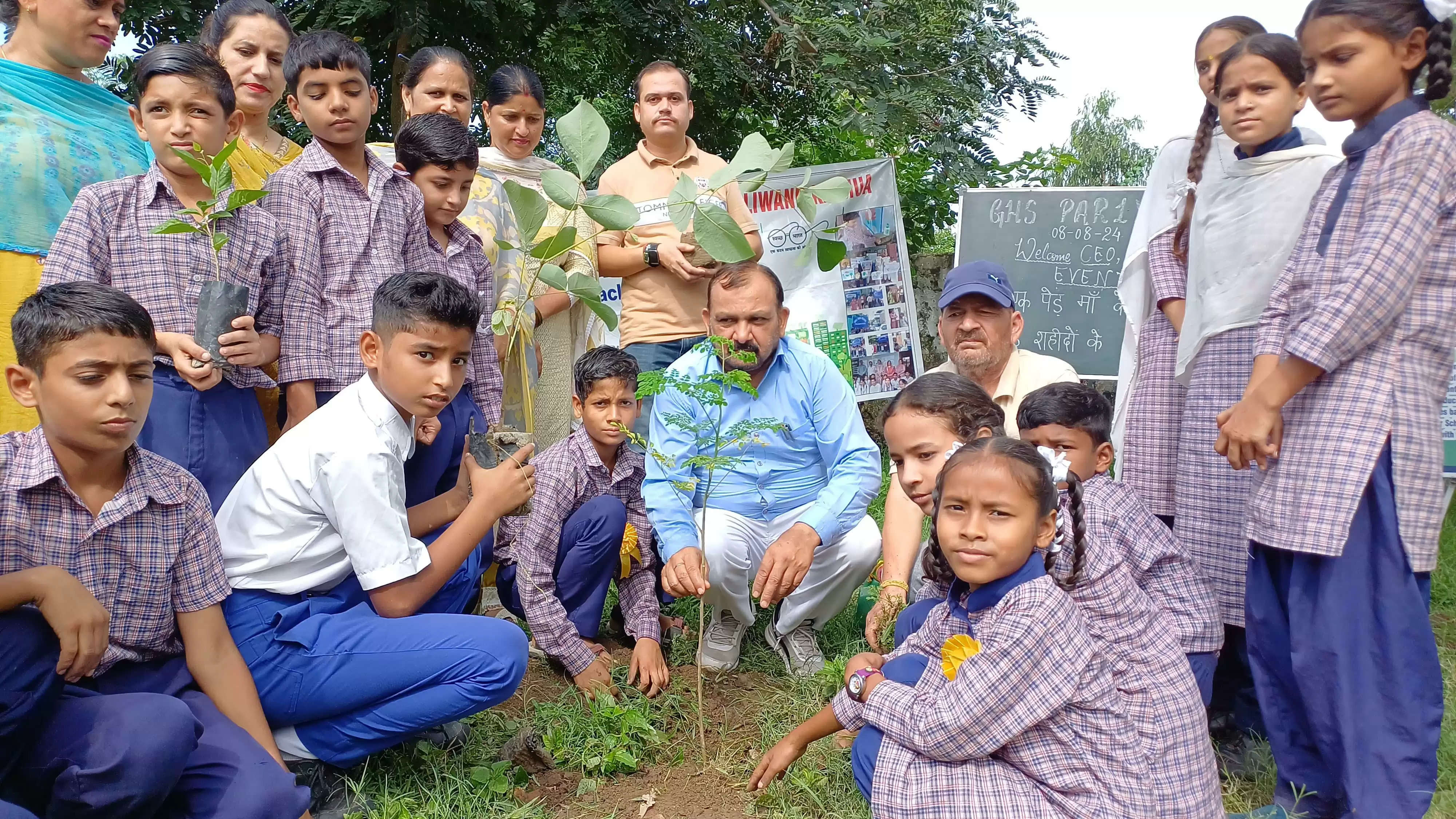 मुख्य शिक्षा अधिकारी ने वृक्षारोपण कर पर्यावरण संरक्षण का दिया संदेश