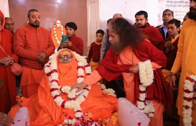 ब्रह्मलीन महामंडलेश्वर स्वामी असंगानंद सरस्वती काे दी गई जल समाधि