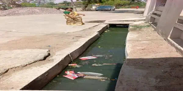 धमतरी : बठेना वार्ड में खुली निकासी नाली बनी जानलेवा समस्या